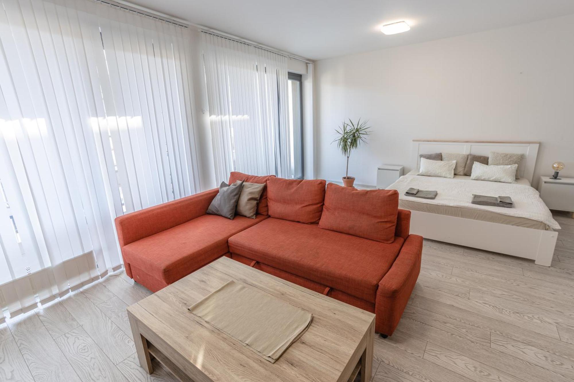 Spacious Terrace Apartment With Free Private Parking — Photos 3