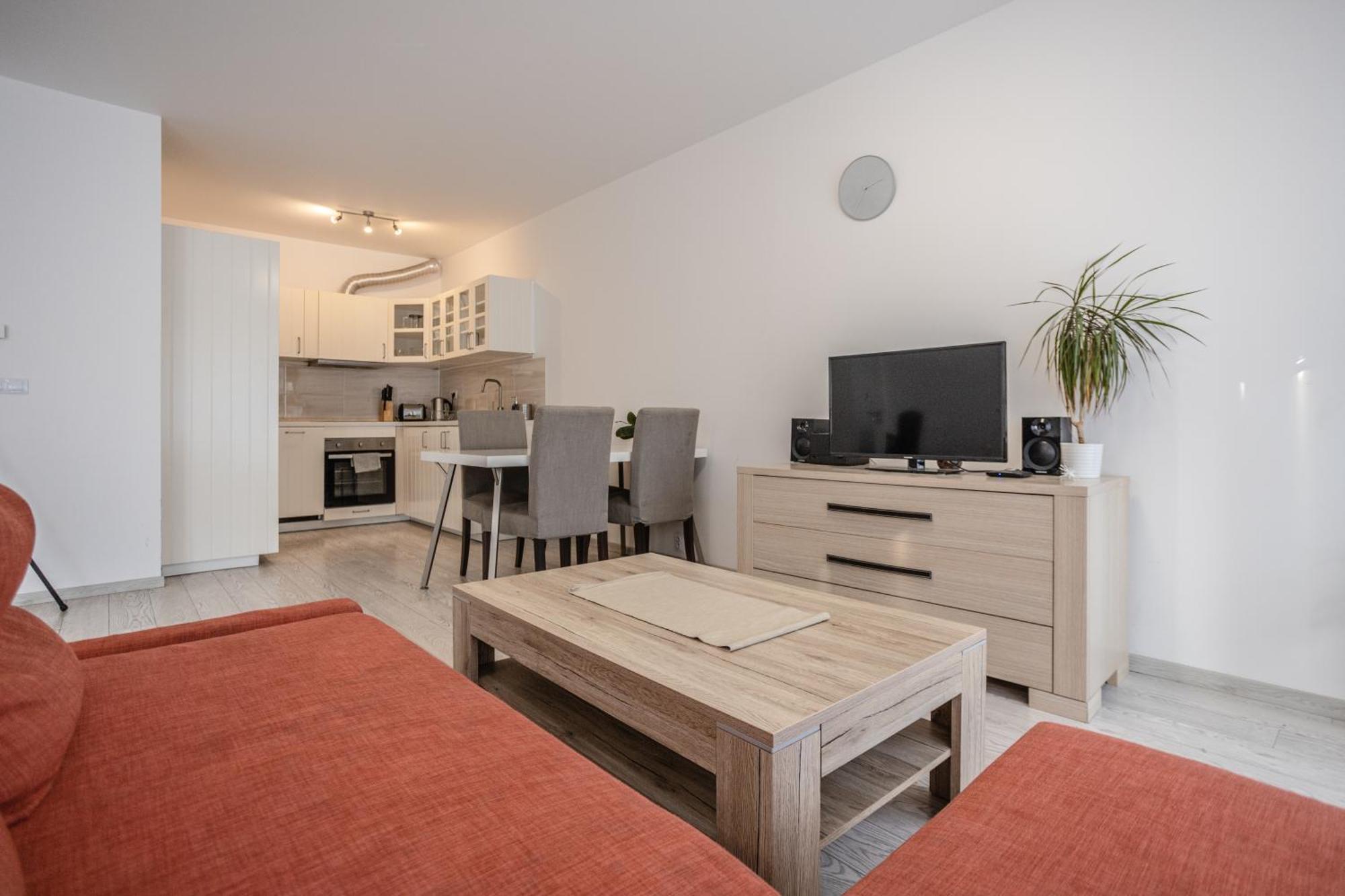 Spacious Terrace Apartment With Free Private Parking — Photos 1
