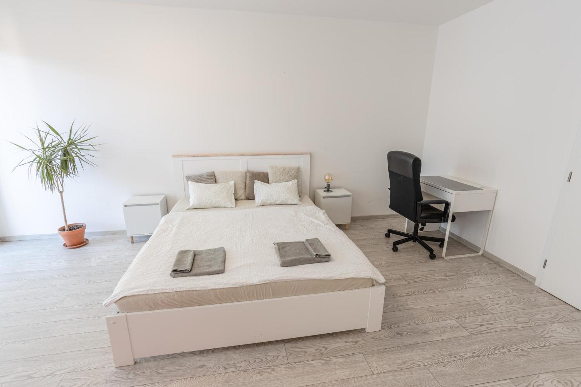 Spacious Terrace Apartment With Free Private Parking — Photos 2